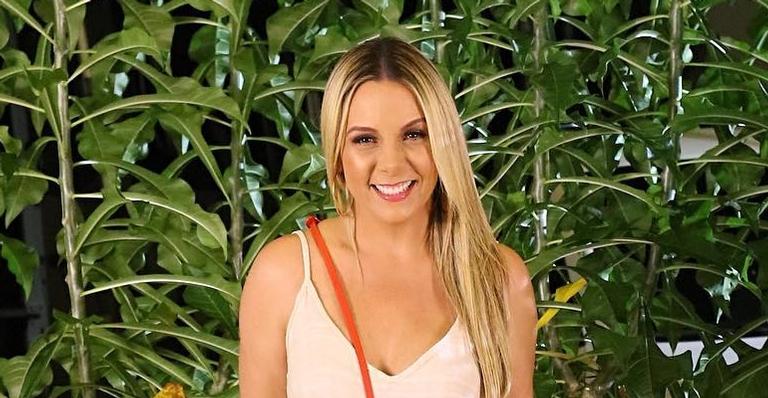 Carla Perez relembra o passado e surge com os cabelos crespos