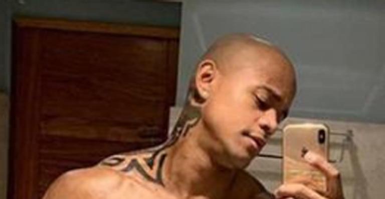 Léo Santana publica foto de cueca e leva bronca da namorada, Lore Improta: ”Ficou emburrada”