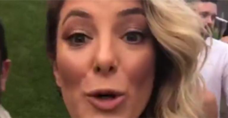 Ticiane Pinheiro aparece com look esvoaçante e decotão no casamento de Karina Bacchi
