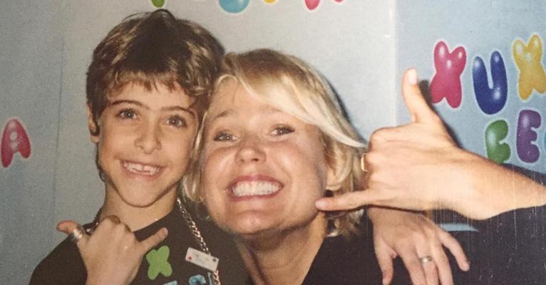 Eike Duarte chora de emoção ao reencontrar Xuxa na festa da CARAS