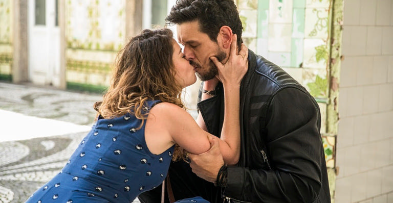 ‘Espelho da Vida’: Isabel agarra Alain e tasca um beijão nele