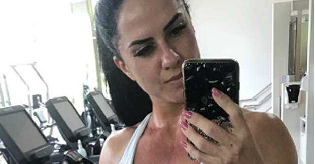 Graciele Lacerda exibe combo de barriguinha chapada com cinturinha de pilão após treino