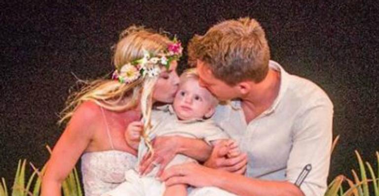 Karina Bacchi e Amaury Nunes mostram Enrico entrando com alianças no casamento entre os dois