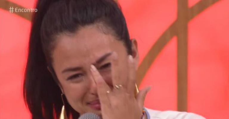 No ‘Encontro’, Yanna Lavigne recebe mensagem carinhosa dos pais e cai no choro: ”Sou muito grata”