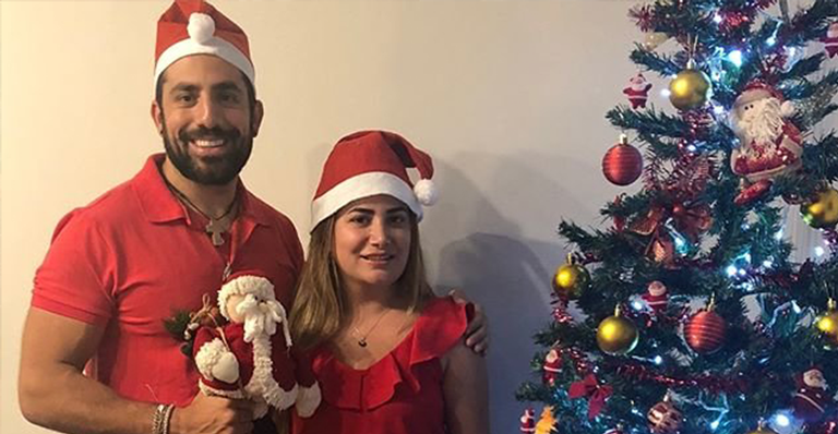 Após 7 anos separados, ex-BBB Kaysar monta árvore de natal ao lado da família