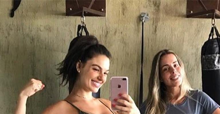 Duas semanas após ser mãe, Isis Valverde choca fãs ao exibir boa forma com a barriga de fora