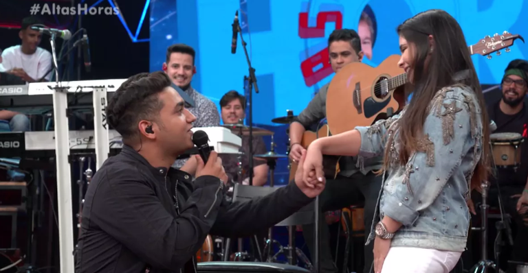 Juliano, dupla com Henrique, pede namorada em casamento no palco do ‘Altas Horas’