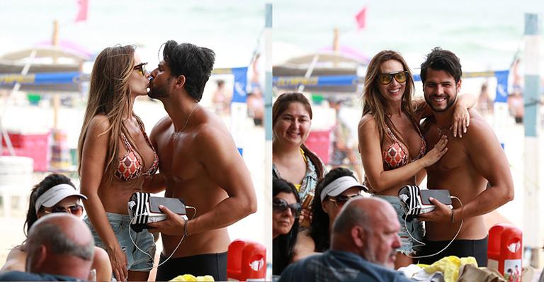 Às vésperas do casamento, Nicole Bahls curte dia de praia ao lado do noivo, Marcelo Bimbi