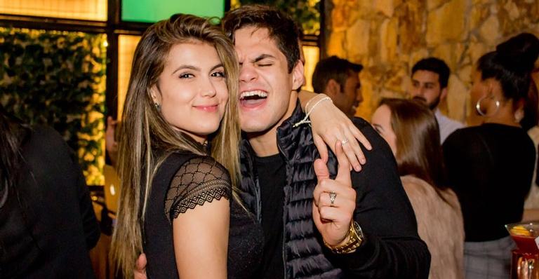 Após pedido de namoro no Faustão, Lucas Veloso e Nathalia Melo comemoram um ano juntos