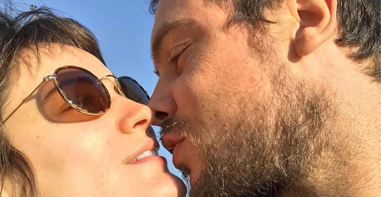 Bianca Bin posa em clique romântico com Sérgio Guizé: ”Há o amor”