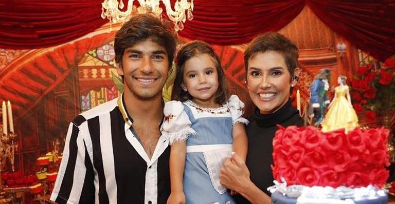 Com tema de princesas, Deborah Secco comemora os 3 anos de Maria Flor