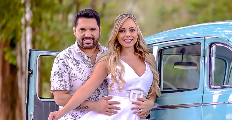 Sertanejo Edson descobre o sexo do novo bebê em Chá de Revelação