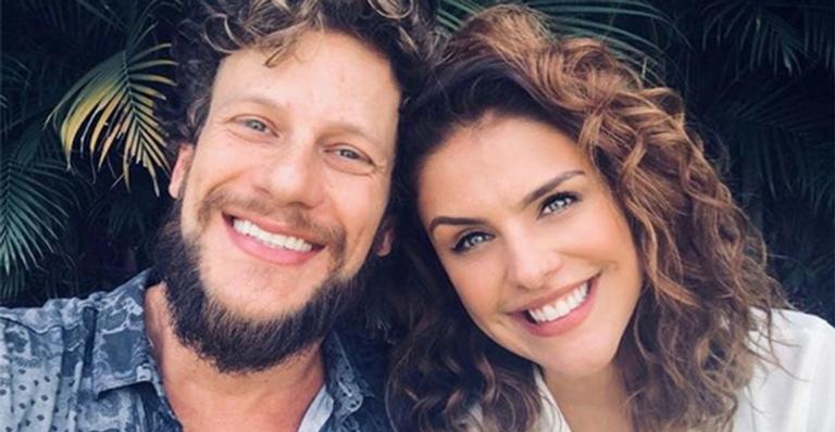 Com o novo namorado, Paloma Bernardi provoca fãs com foto ousada ao lado de casal