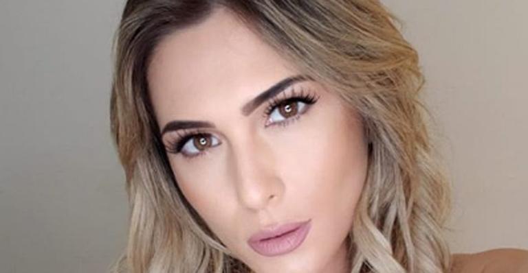De biquíni, Lívia Andrade empina bumbum e deixa fãs boquiabertos com boa forma: ”Deusa”