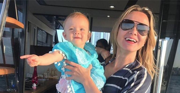 Eliana compartilha clique de quando era criança e questiona semelhança com Manuela: ”Parece?”