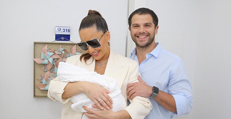 Sabrina Sato deixa a maternidade com a filha, Zoe