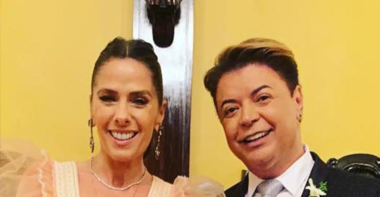 Adriane Galisteu surge com look controverso para entrar na igreja ao lado de David Brazil
