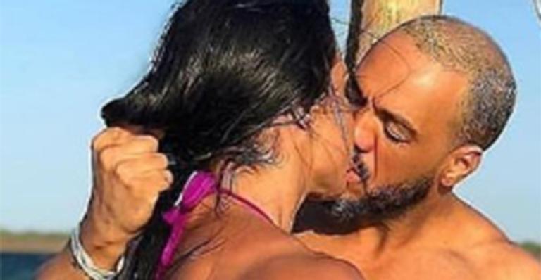 Belo surge dando beijaço em Gracyanne Barbosa e avisa: ”Só pra dar uma valorizada na sunga”