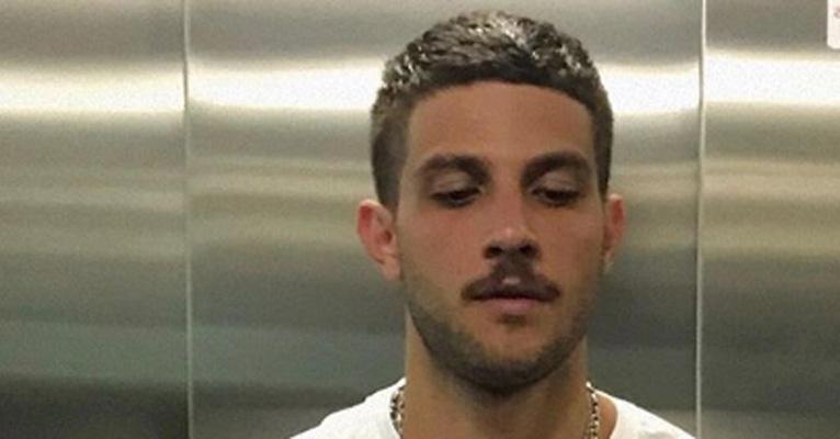 Chay Suede posa após aula de boxe e braço muito musculoso do ator rouba a cena