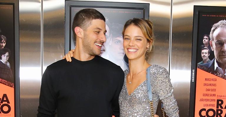Após reatar o namoro, Chay Suede marca nova data do casamento com Laura Neiva