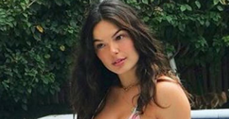 Isis Valverde capricha no decote em dia na piscina