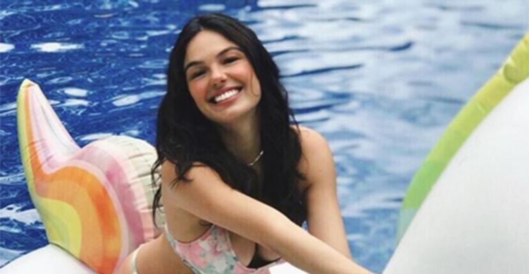 Após foto na piscina, Isis Valverde rebate críticas: ‘Quem cuida do meu filho sou eu!’