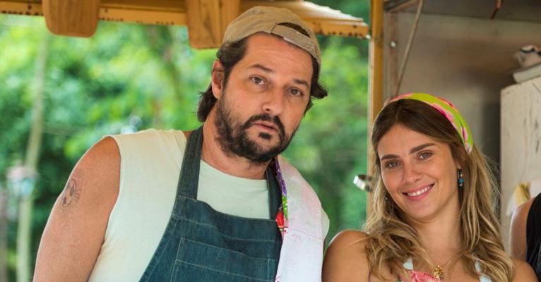 Após polêmica sobre magreza, Marcelo Serrado compara sua barriga com a de Carol Dieckmann