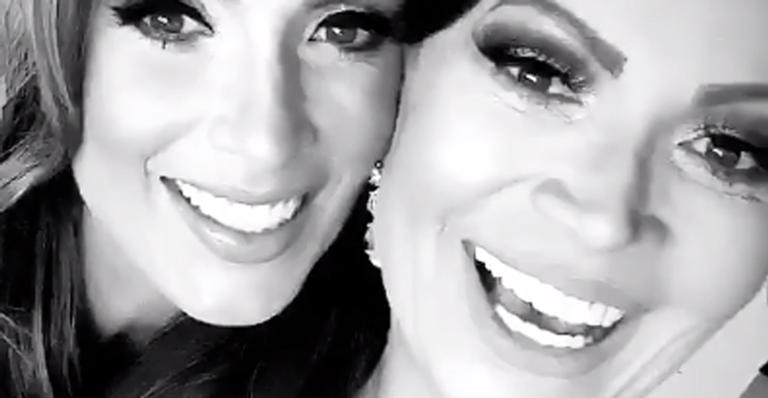 Pronta para ser madrinha, Solange Almeida não se aguenta e dá uma espiadinha na noiva, Nicole Bahls