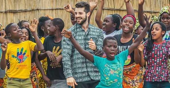 Em Moçambique, Alok oferece cirurgia para criança e promete construir escola