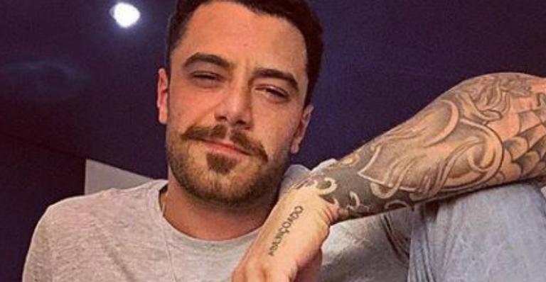 Felipe Titto promete doação para fã e seguidores ficam indignados com valor: ”Teve a cara de pau?”