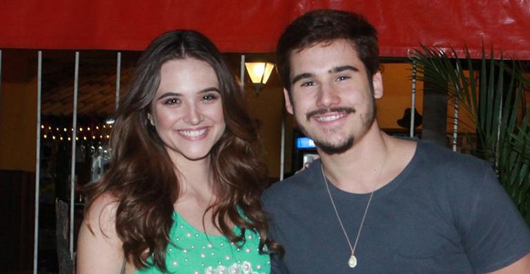Juliana Paiva ganha beijo de Nicolas Prattes em festa de ‘O Tempo Não Para’