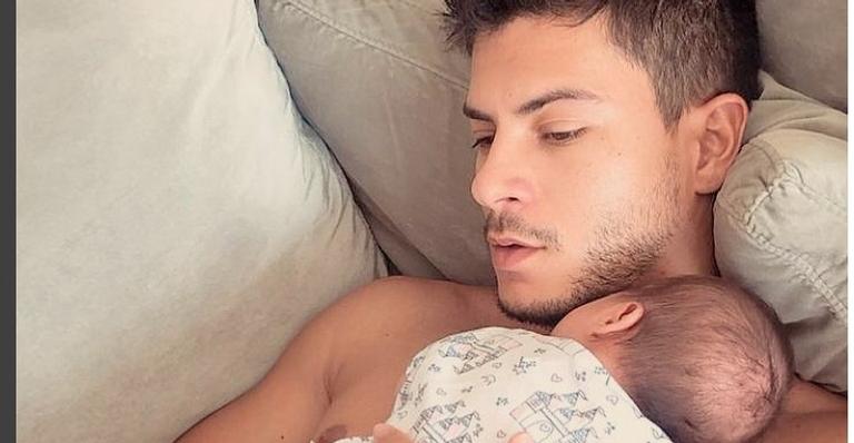 Mayra Cardi viaja e deixa Arthur Aguiar sozinho com Sophia: “Hoje o dia vai ser longo”