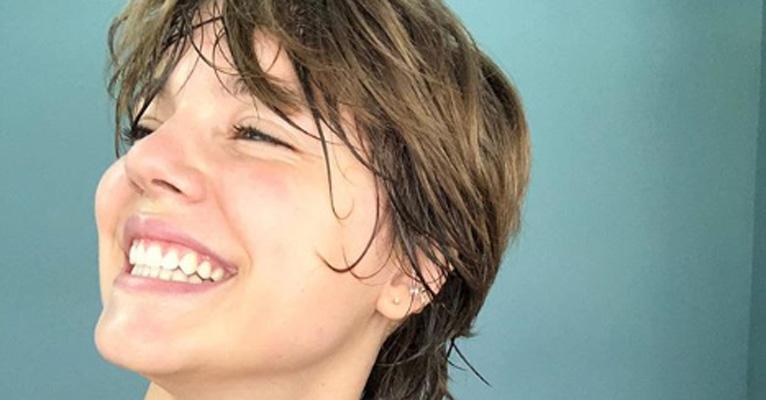Alice Wegmann se forma na faculdade de publicidade e se emociona