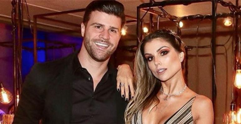 Flávia Viana dá apalpada indiscreta no namorado