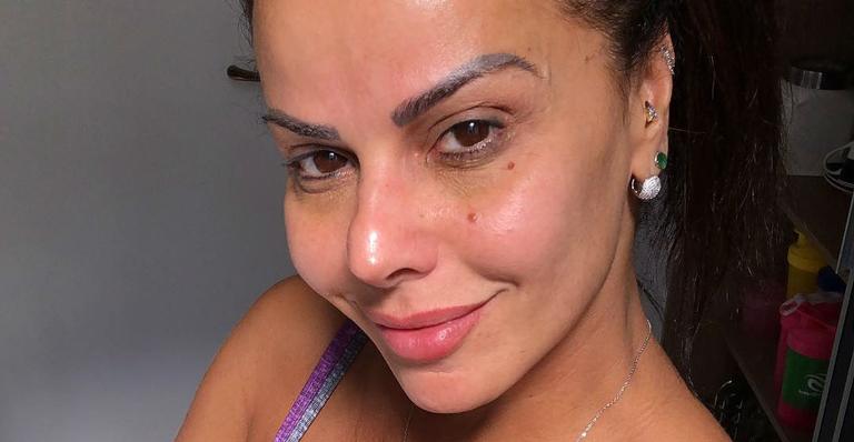 Viviane Araújo vai à praia com bolsa de mais de R$ 4 mil