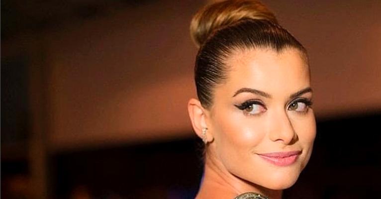 Alinne Moraes sensualiza descalça na grama: ”Obra de arte”