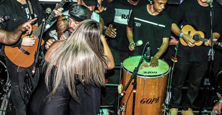 Visivelmente alterada, modelo invade palco e agarra o cantor Belo