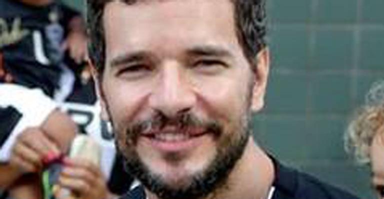 Daniel de Oliveira surge em momento de romance com Sophie Charlotte