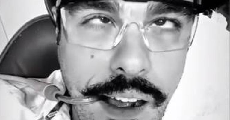 Namorada de Joaquim Lopes mostra o ator ‘doidão’ na cadeira do dentista