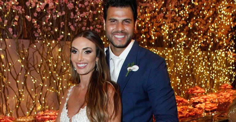 Crise? Marido grita com Nicole Bahls em público e os dois protagonizam barraco