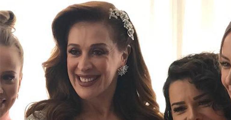 Claudia Raia ousa e aposta em vestido inusitado para se casar com Jarbas Homem de Mello