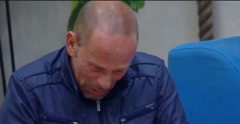 A Fazenda: Rafael Ilha desabafa e entra em crise: ”Chorei o que não tinha chorado em 20 anos”
