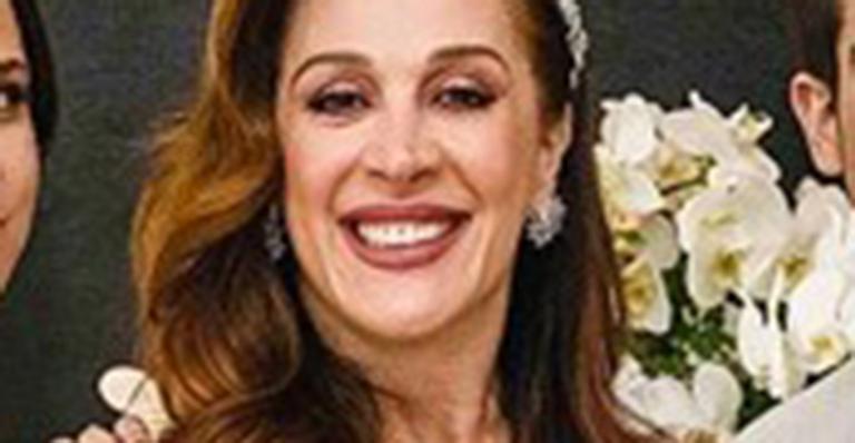 Claudia Raia reúne os dois filhos em registro de seu casamento: ”Celebrando o amor”
