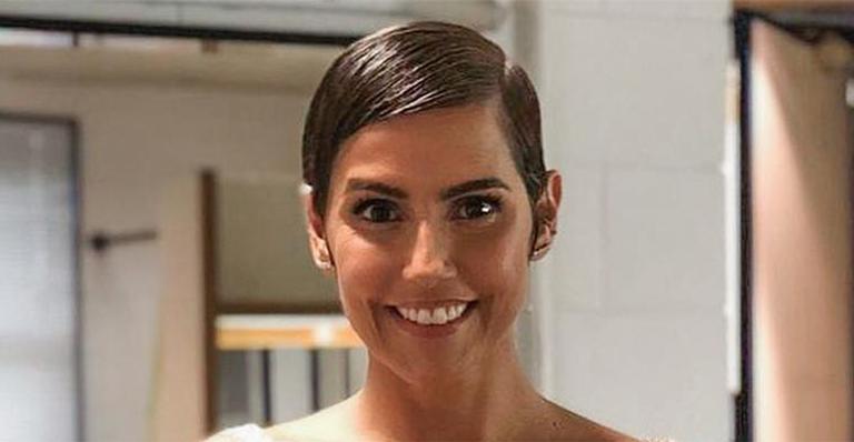 Deborah Secco encanta fãs com foto de Maria Flor na praia