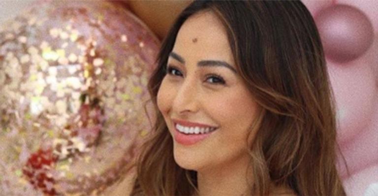 Agarradinha com Zoe, Sabrina Sato mostra rostinho e questiona: ”É do papai ou da mamãe?”