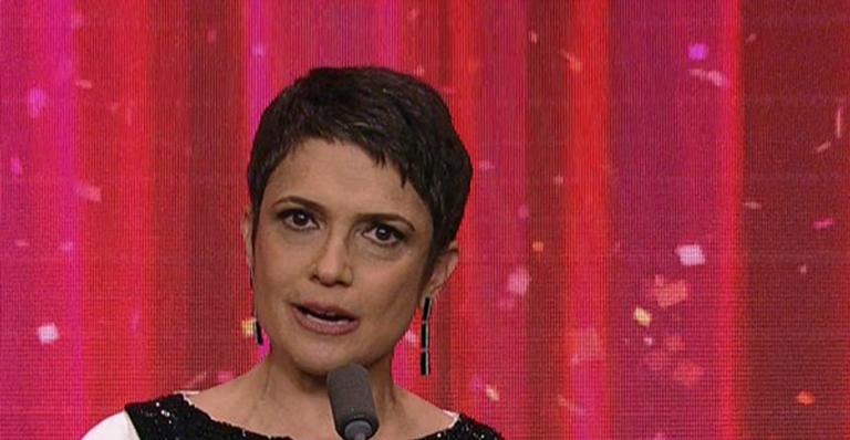 Sandra Annenberg quebra o protocolo e explica escolha de vestido para o Troféu Domingão