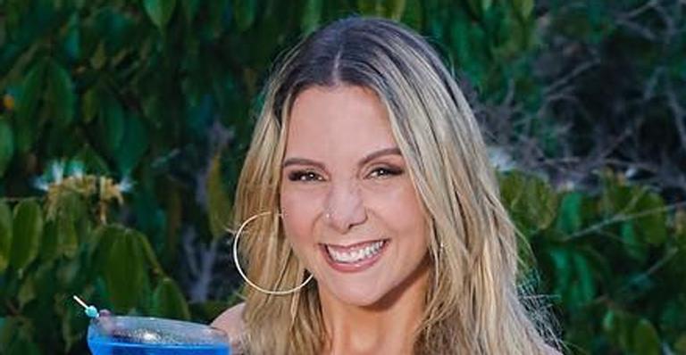 Aos 41 anos, Carla Perez surge com biquíni inusitado e mostra corpo perfeito
