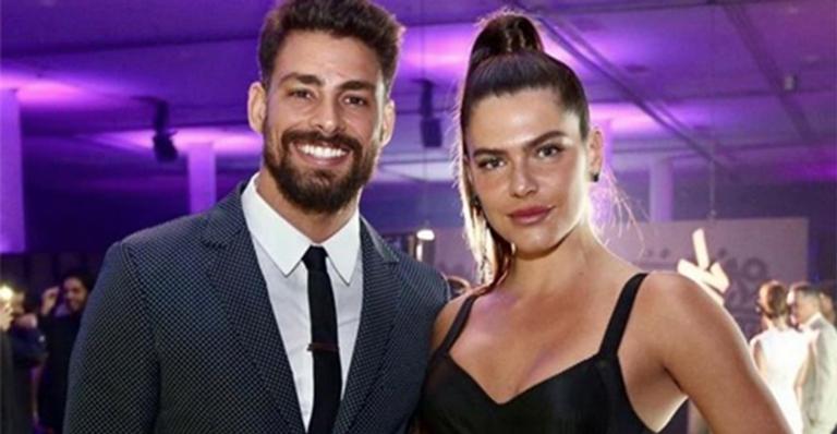 Cauã Reymond dá beijão em Mariana Goldfarb durante viagem