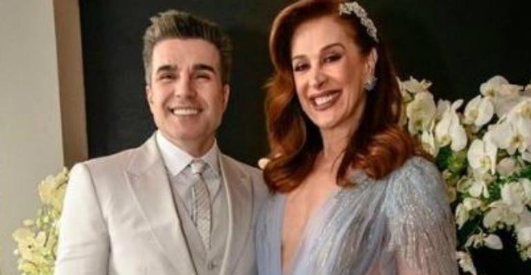 Claudia Raia escreveu os nomes das famosas na barra de seu vestido de noiva