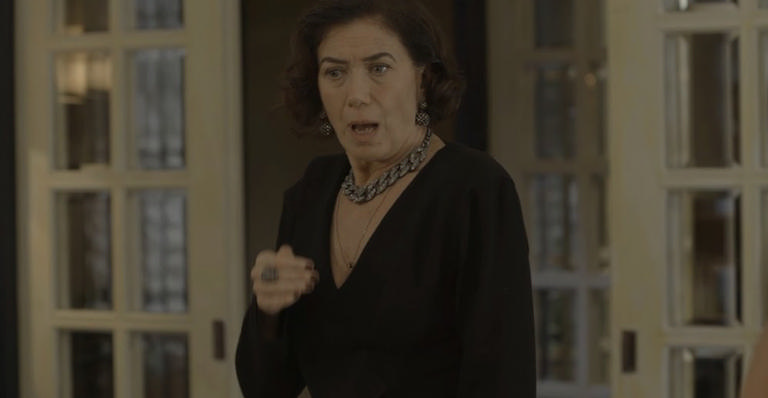 Direto de ‘O Sétimo Guardião’: Valentina descobre fetiche do Delegado Machado